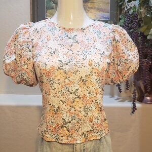 ROOMMATES Medium. Short sleeve pink floral top with puffy sleeves.